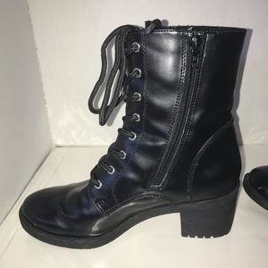 Brash THEA boots size 7. Lace up and zipper